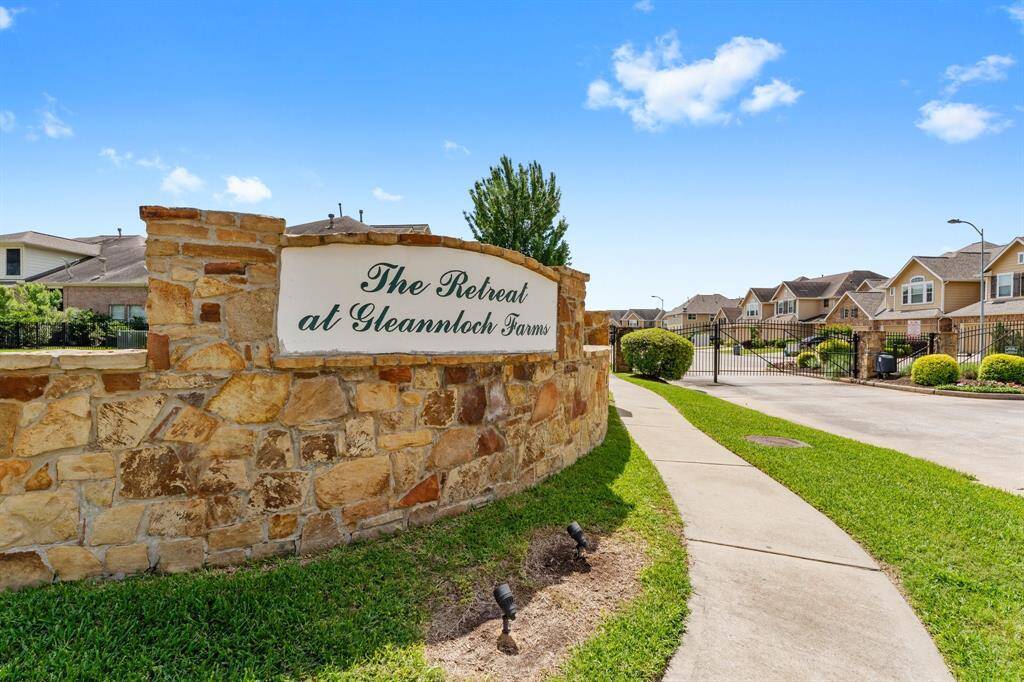 Look for The Retreat at Gleannloch Farms tucked away between the Gleannloch Golf Course and Spring Cypress Rd.