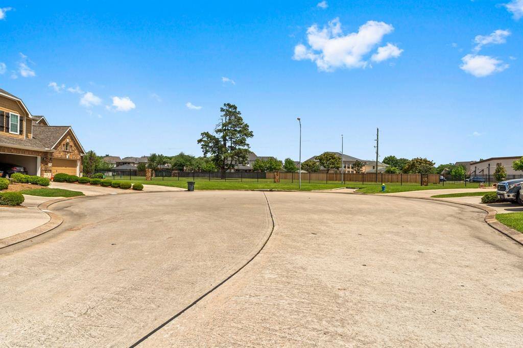 This townhouse is located right where the street becomes the cul-de-sac. So, no thru-traffic and safe place to play. Plenty of visitor parking spots too.