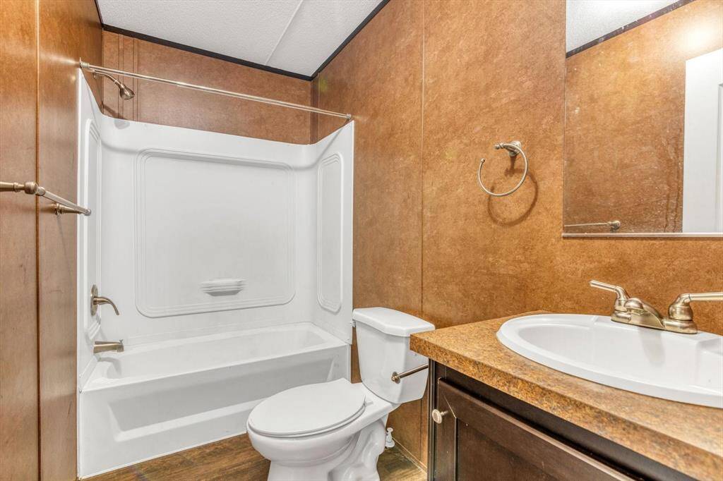Secondary bath with bathtub