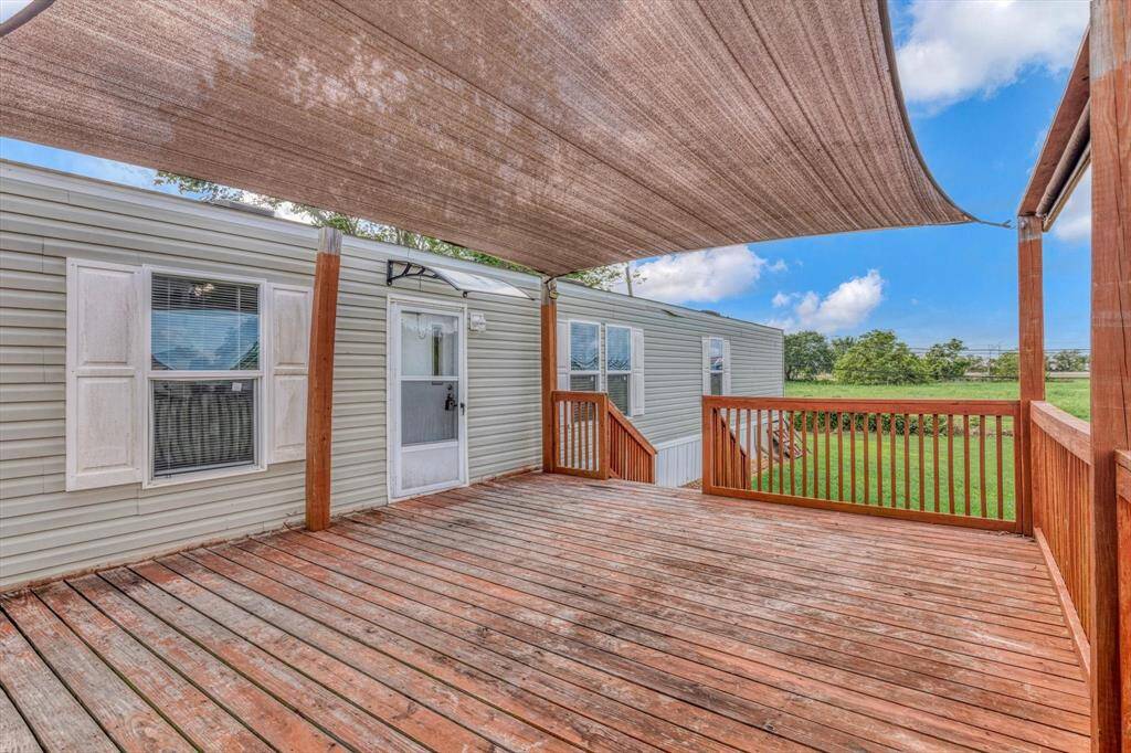 Large deck for entertaining!