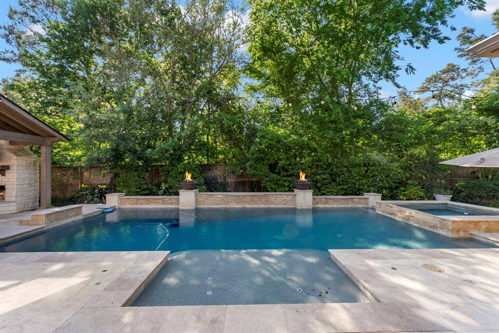 Completed in 2018, the stunning pool and spa feature a sun deck and dramatic fire bowls, delivering resort-style ambiance and serious wow factor.