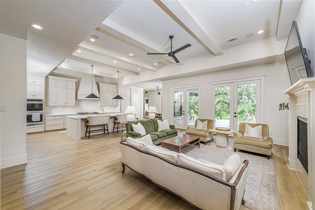 An entertainer's dream space!