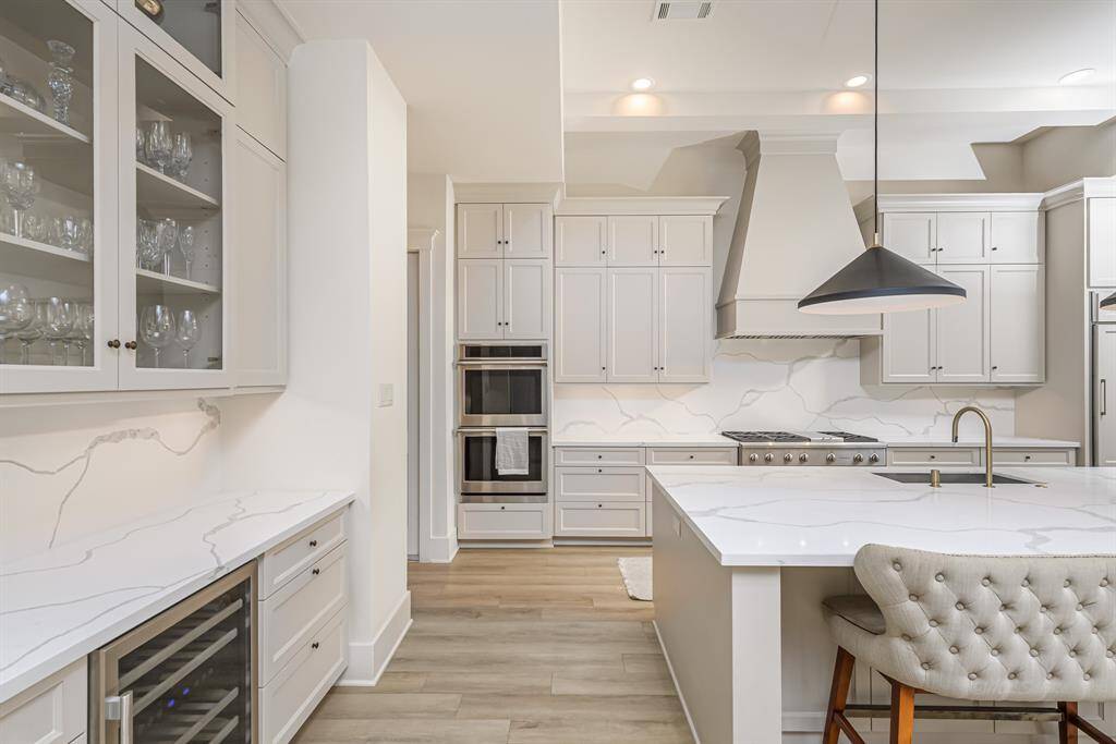 Glass front upper cabinets and a double oven. All cabinet drawers and doors are soft close.