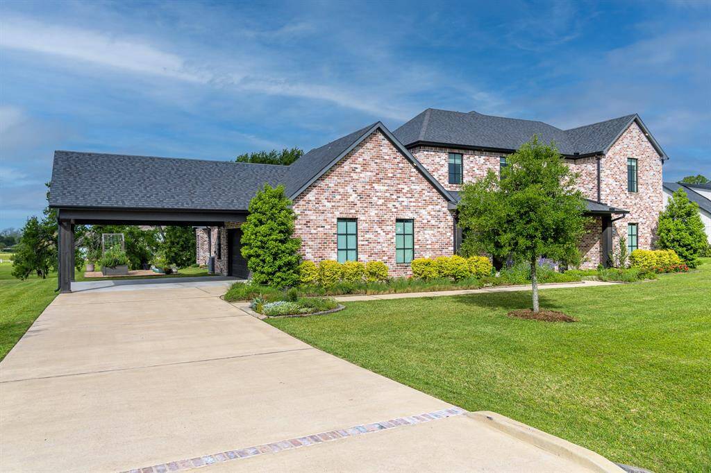 Drive up to your very own Porte-cochère