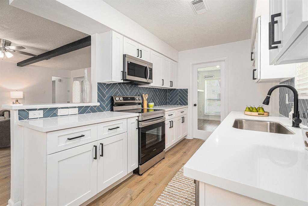 See the glass door in the back, its the HUGE pantry!