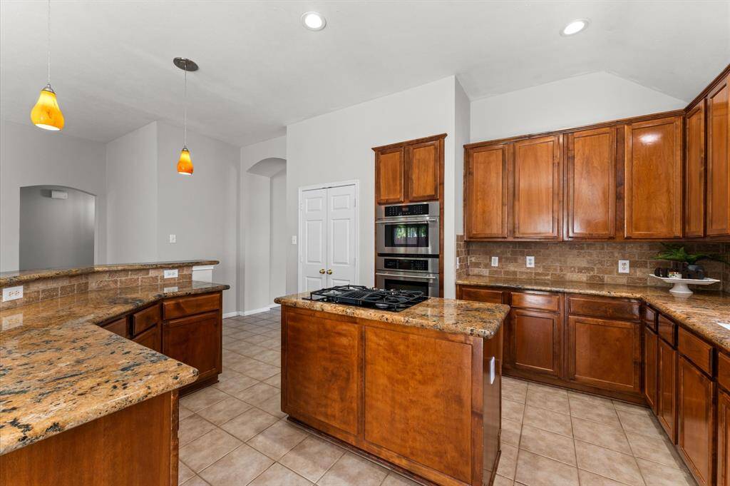 The open design ensures you’re never far from the action, whether you're cooking, entertaining, or enjoying a quiet breakfast.