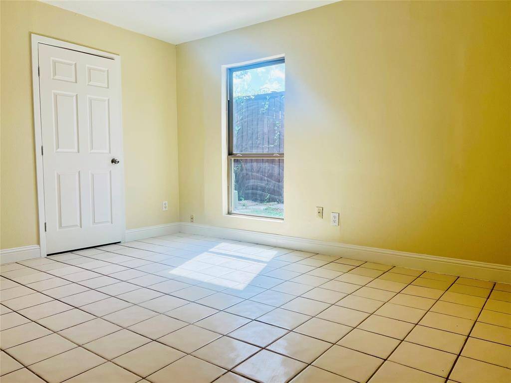 Primary bathroom w/ double sinks