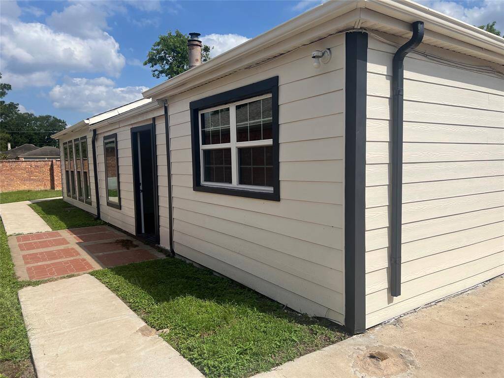 beautiful New siding/new paint.