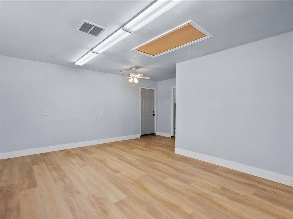 FLEX ROOM,CENTRAL A/C, NEW FLOORING, AND LIGHTING,