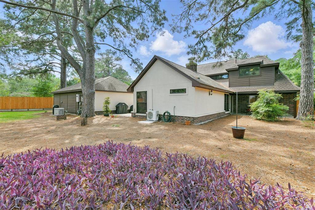 This beautiful home sits on a 8,800 sqft lot with lots of backyard space for animals and children to play!
