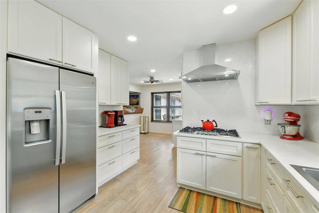 The kitchen features quartz counters with quartz backsplash, recessed lighting and a gas cook top with SS vent hood.
