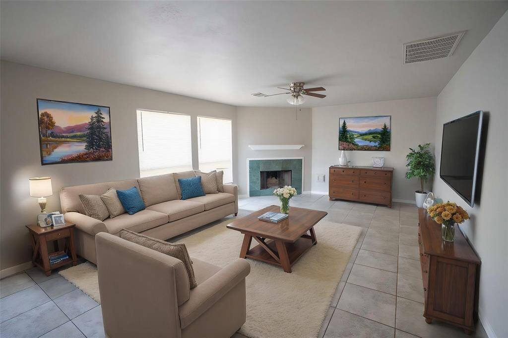 Family room  (Virtual staging)