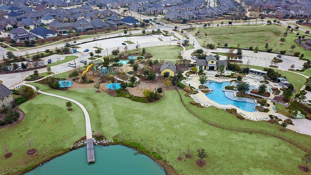 Sienna is a beautiful community with friendly neighbors and amazing resort-style amenities. You’ll find pools & splash pads, parks & playgrounds, dog parks, an amphitheater, event lawns & patios, ballroom, a fitness center, golf, and more. Sawmill Lake Club is a Sienna favorite. This club house offers a state of the art fitness center with group classes, a sparkling pool, playground area, picnic areas, a volleyball court, and more, all with stunning views of Sawmill Lake.