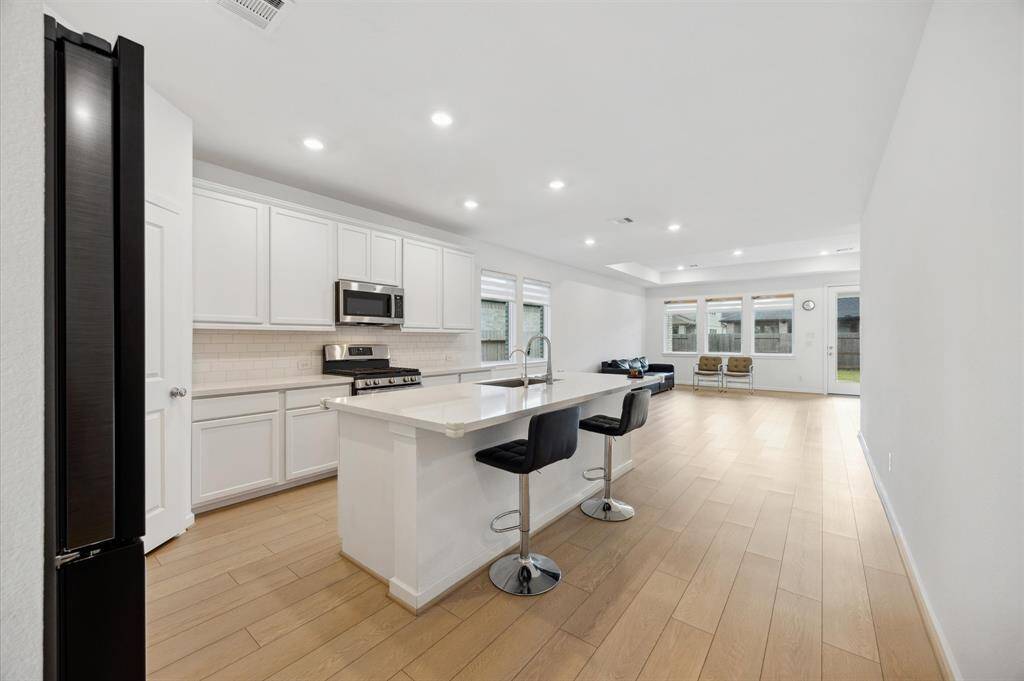 Open concept with barely used appliances! Ready for quick move-in!