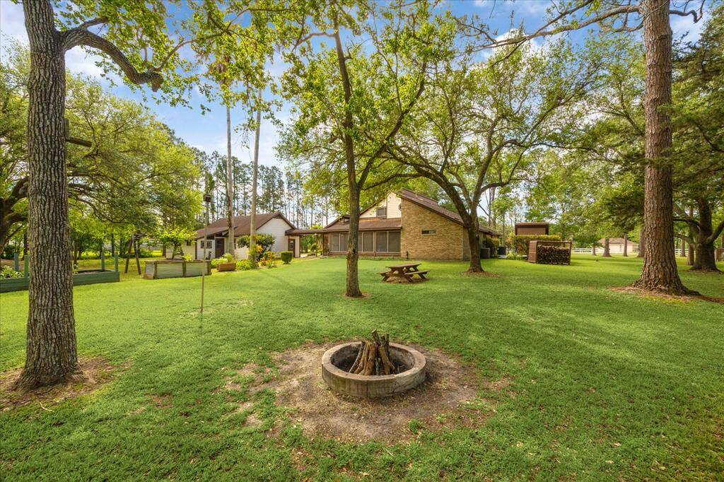 Discover serene grounds perfect for relaxation, gardening, and outdoor sports like volleyball.