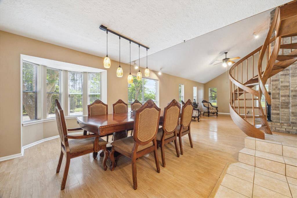 Ideal open-concept living and dining area, perfect for hosting large gatherings.