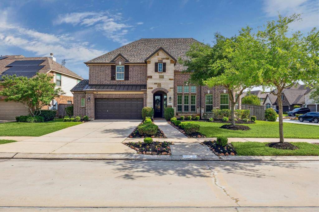 With eye-catching curb appeal and a prime corner location at the meeting of two quiet cul-de-sac streets, this home draws you in with its classic brick and stone exterior, manicured landscaping, and two-car attached garage. From the moment you arrive, you’ll feel right at home.