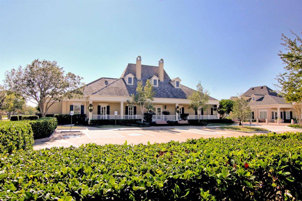 The Sienna Golf Club  is a main hub of the neighborhood. Here, you will find golf and tennis with pro-shops,  The Sienna Grille, a watery wonderland with a huge pool, splash pads, and a bucket dump. Sienna also offers a packed calendar with fun events for everyone.