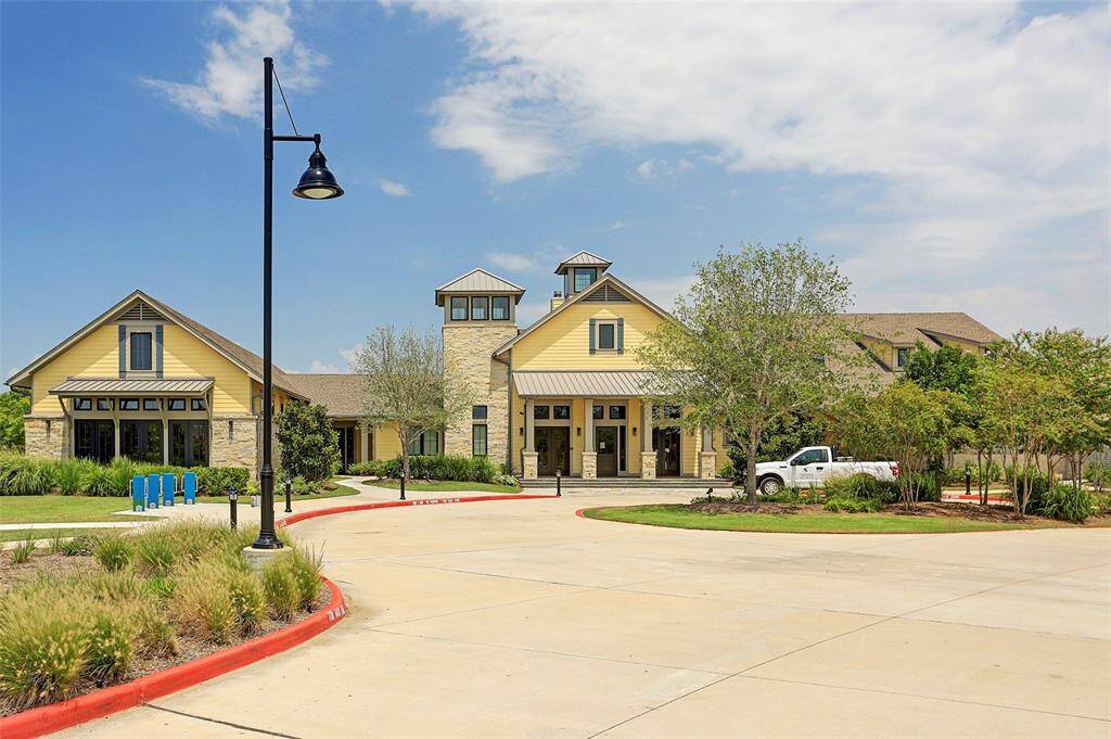 Sawmill Lake Club is a Sienna favorite. This club house offers a state of the art fitness center with group classes, a sparkling pool, playground area, picnic areas, a volleyball court, and more, all with stunning views of Sawmill Lake.
