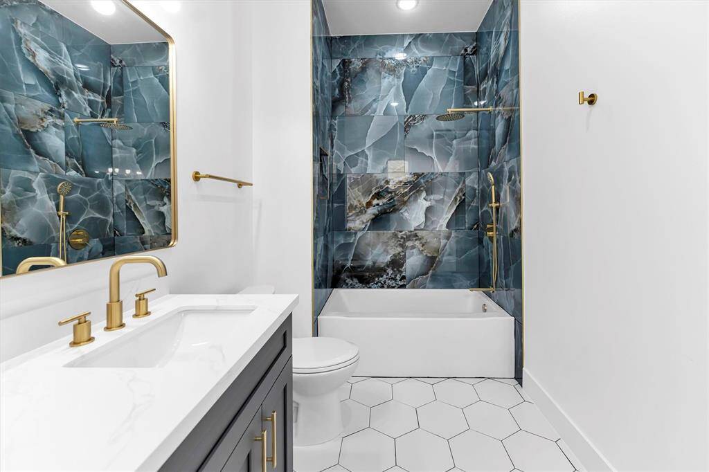 Secondary en-suite bathroom downstairs