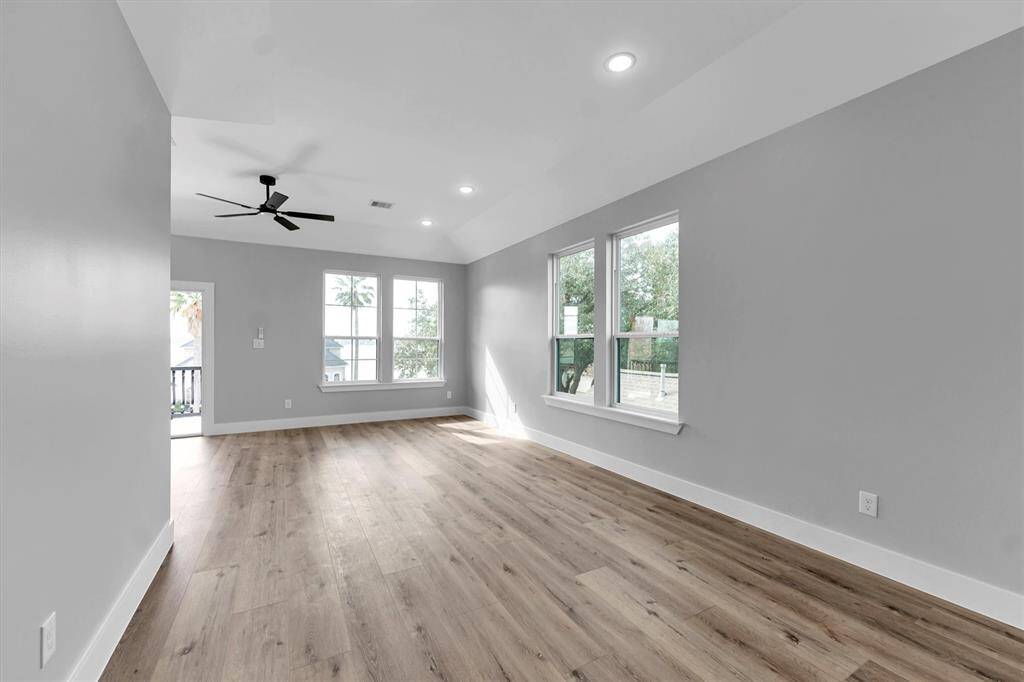 Another picture of the flex space with bar area and balcony