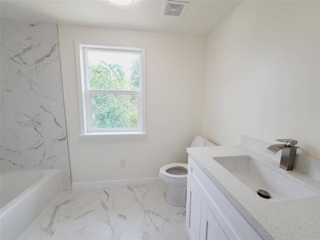 Upstair bathroom with tub