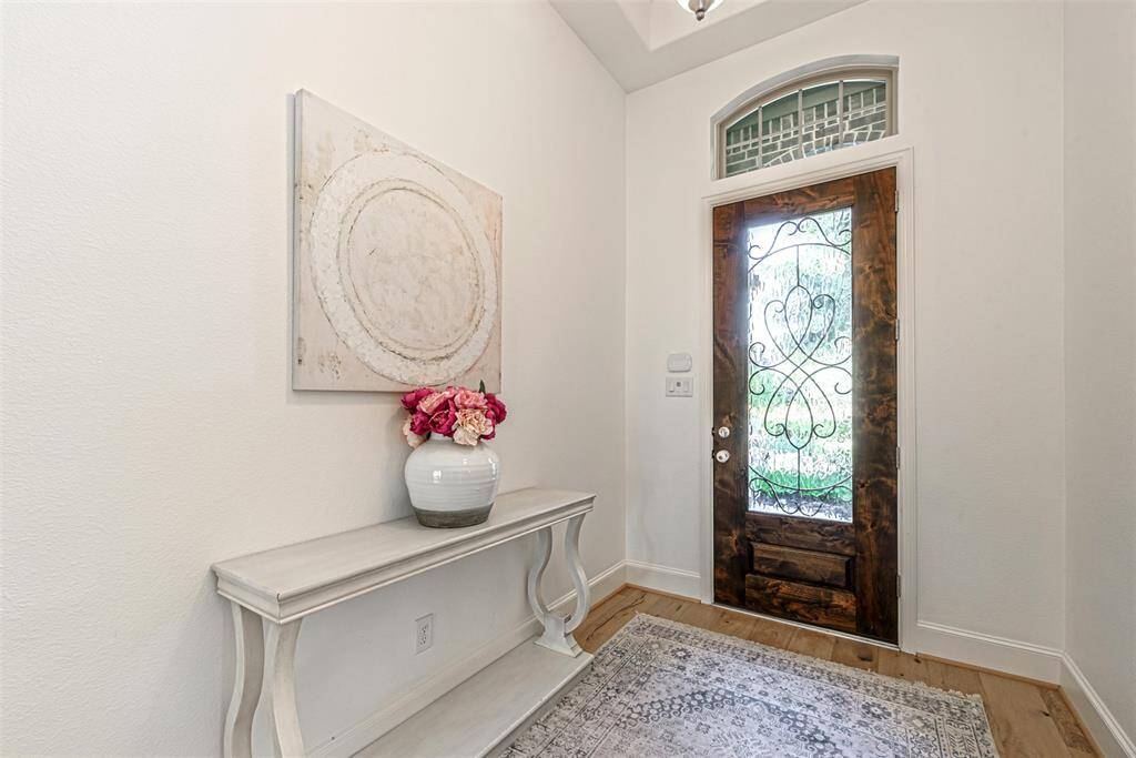 Opposite view of the entryway