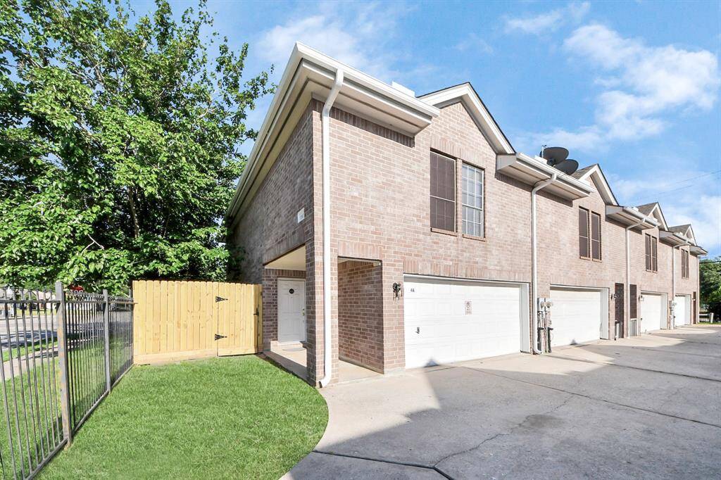 Welcome to 10403 Shadow Oaks #4A