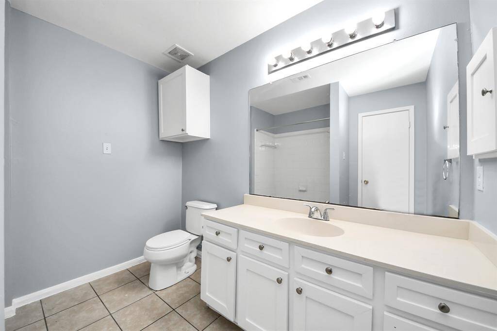 Shared full bathroom on the 2nd floor