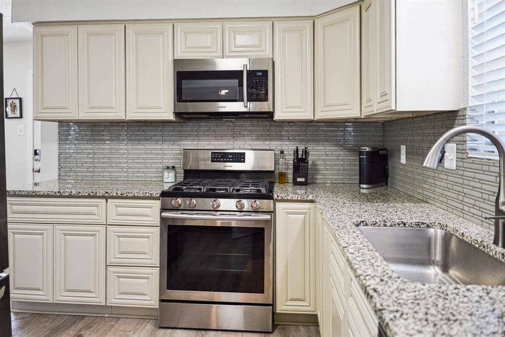 Kitchen – Granite countertops, updated cabinetry, and stainless steel appliances.