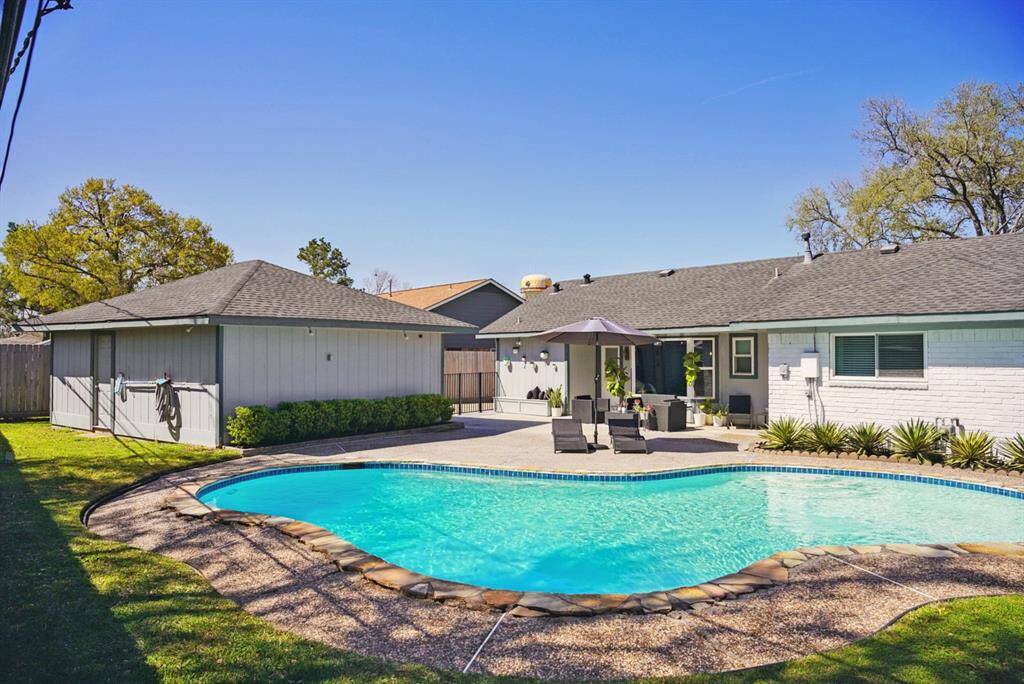 Backyard & Pool – Spacious backyard with a crystal-clear in-ground pool, perfect for entertaining.