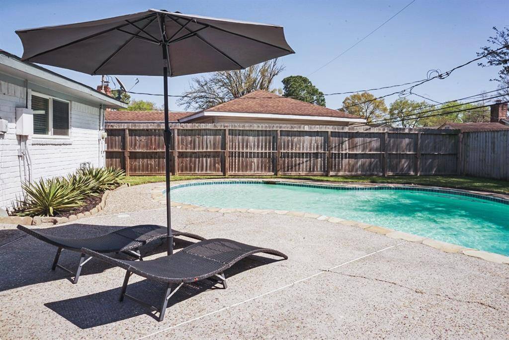 Covered Patio Area – Shaded seating area by the pool, great for outdoor gatherings.