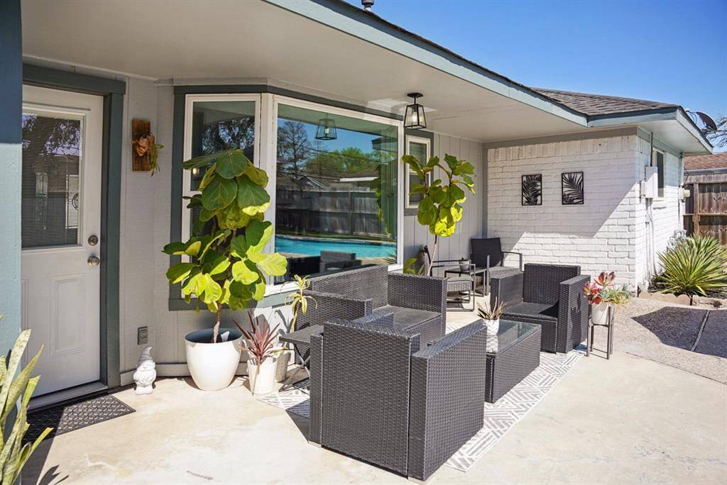 Backyard Patio – Spacious outdoor seating area with covered shade, lush landscaping, and a great view of the backyard.