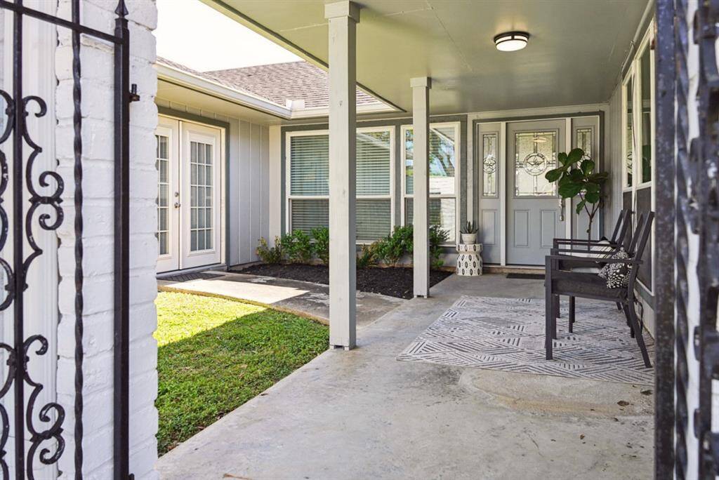Front Walkway – Beautifully maintained path leading to the front entry.