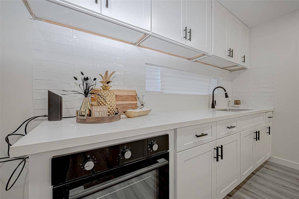 Equipped with an electric cooktop and electric oven, this kitchen is ready to support your culinary adventures, whether you’re whipping up a quick breakfast or hosting a dinner party.