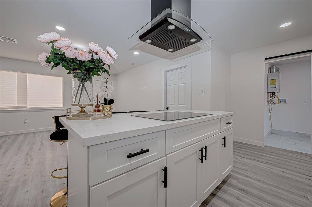 The sleek vinyl flooring enhances the space with a contemporary look while being easy to clean and maintain, ideal for a busy lifestyle.