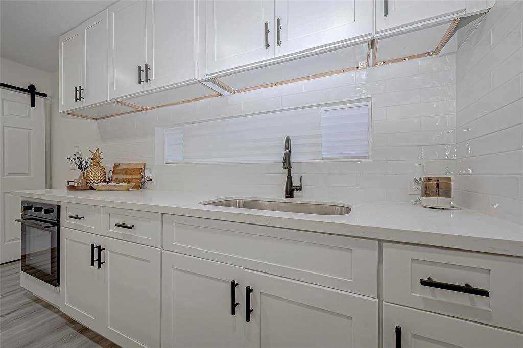Ample cupboard storage ensures that everything from cookware to pantry essentials has its place, keeping the space organized and clutter-free.