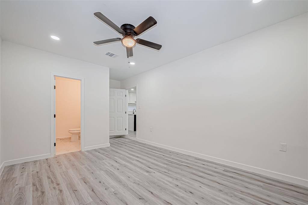 Natural tones in the room create a warm and welcoming atmosphere, enhancing the sense of calm.