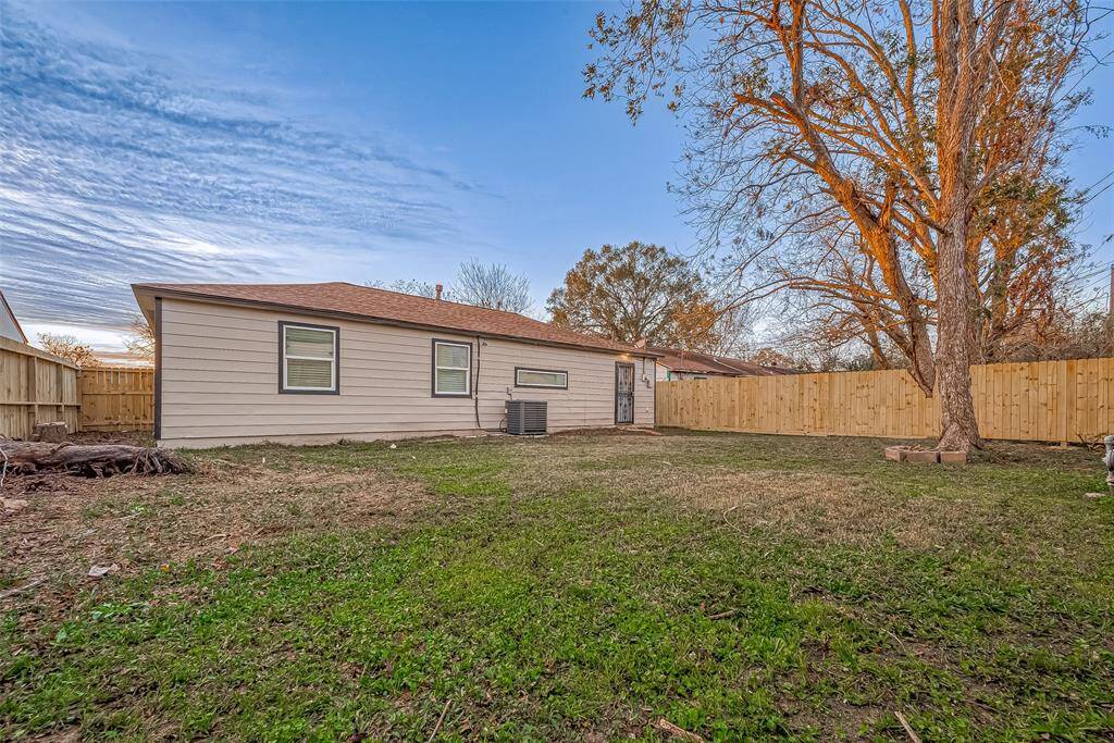 The spacious yard offers endless possibilities, whether you envision a lush garden, a play area, or a patio for al fresco dining. This inviting outdoor space enhances the home’s appeal, blending tranquility and functionality to suit a variety of lifestyles.
