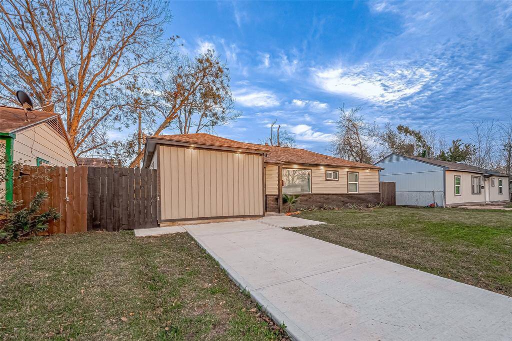 Situated on a spacious lot in the Blue Ridge subdivision, this property provides ample outdoor space for relaxation, gardening, or entertaining. With no mandatory HOA fees, you’ll enjoy the freedom to personalize and utilize the property as you wish.