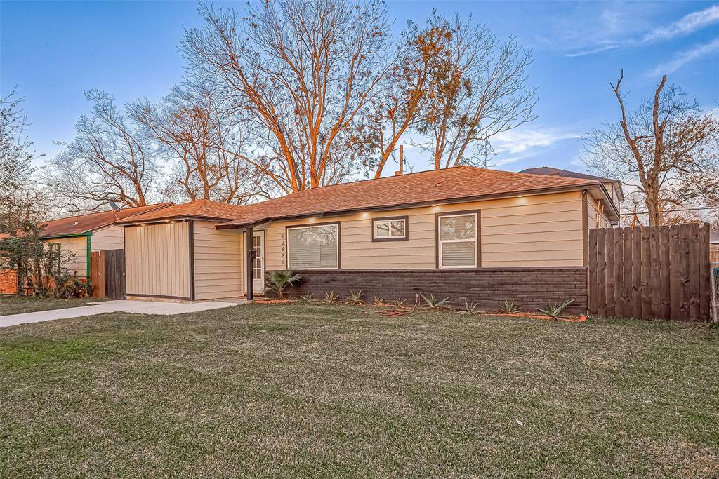 Its prime location is just two minutes from Highway 288, offering a quick and easy commute to downtown Houston, where you’ll find a vibrant array of dining, shopping, and entertainment options. Whether you’re a first-time buyer, downsizing, or looking for a conveniently located home with modern updates, this property is an outstanding choice that’s ready for you to make it your own.