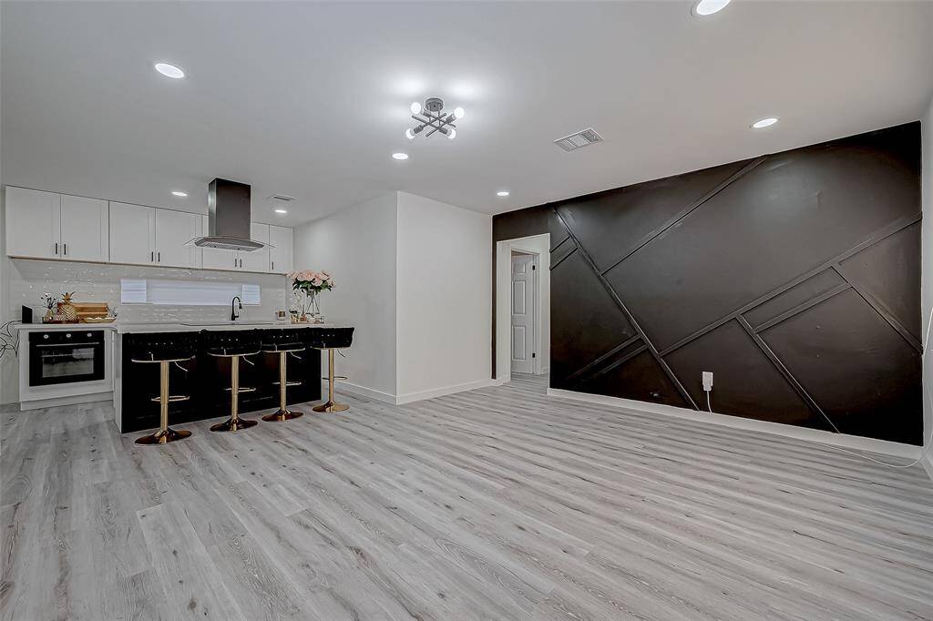 A bold black accent wall serves as a dramatic focal point, offering a modern flair that enhances the room’s overall aesthetic.