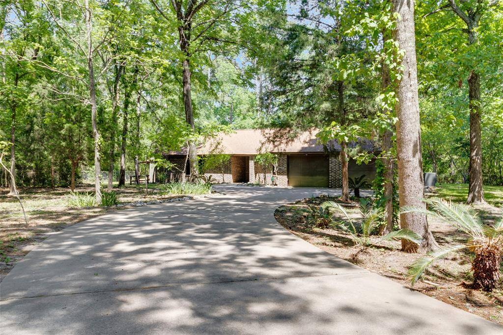 Welcome to 110 Dickens Landing - Private Concrete Drive