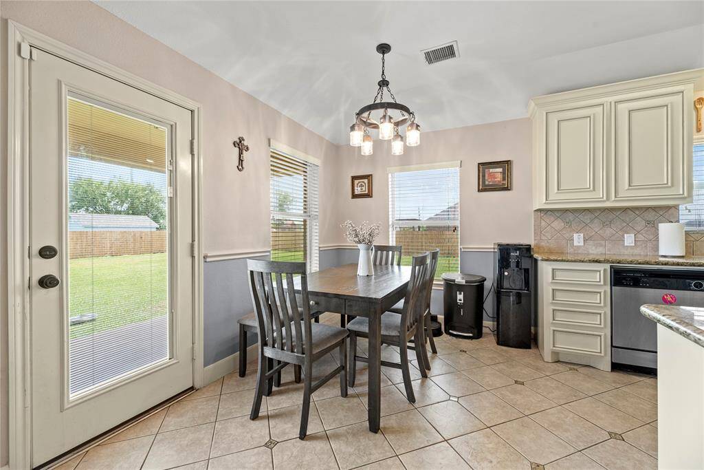 Breakfast room.