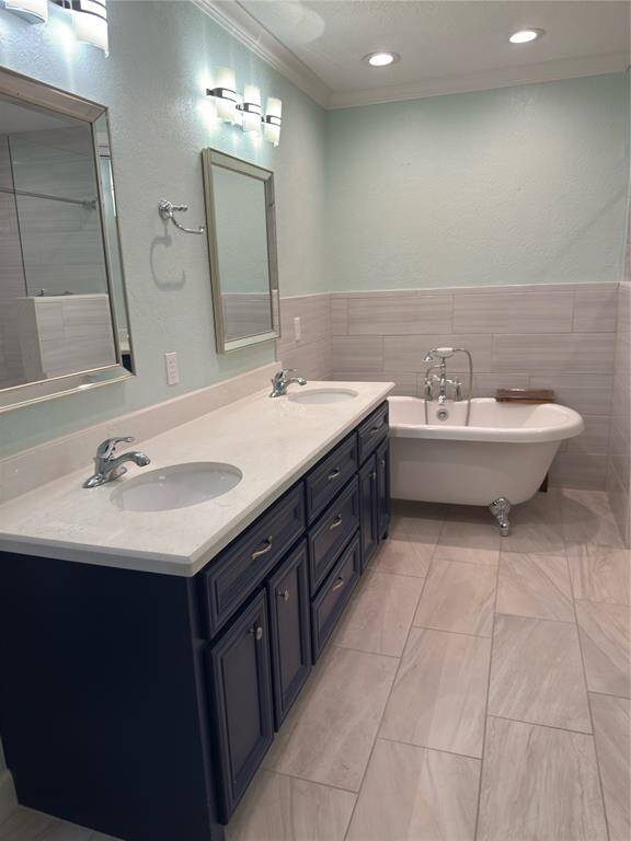 Primary Tub with double sinks