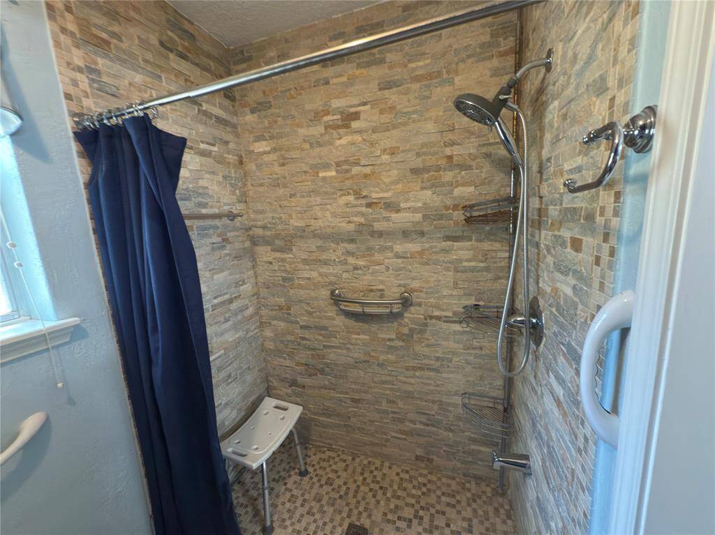 Walk or roll  in shower in 2nd Pimary doubles as guest bath