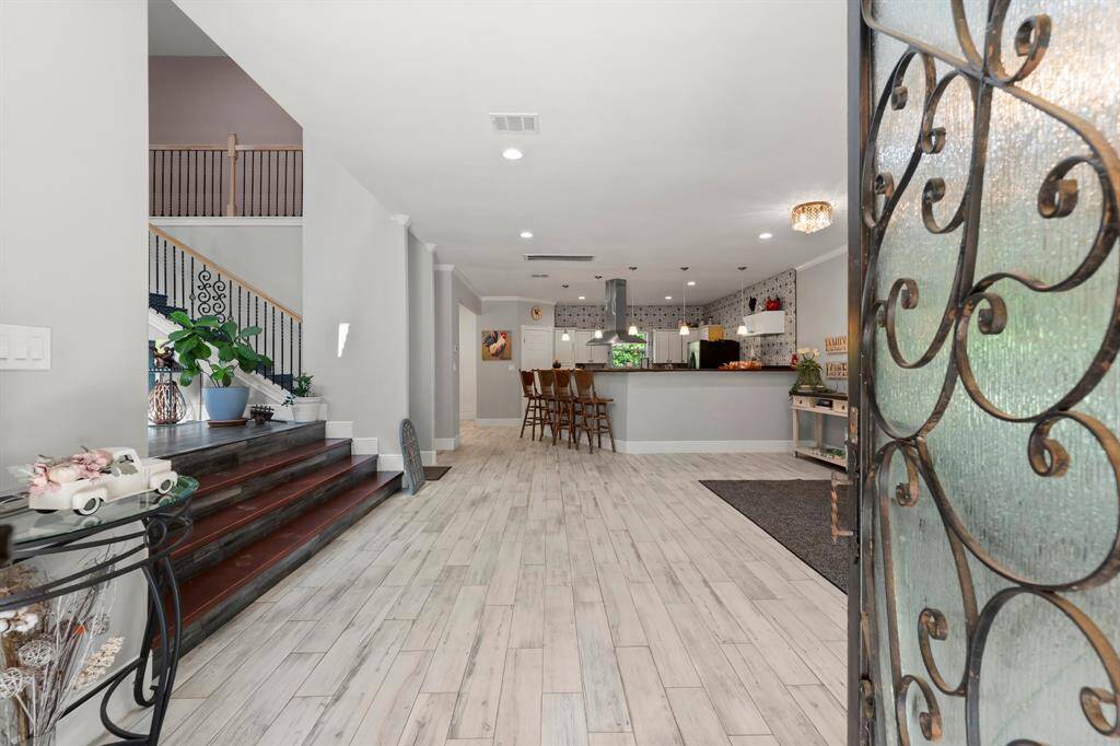 Inviting entryway with an open view into the spacious and modern kitchen – perfect for seamless living and entertaining.