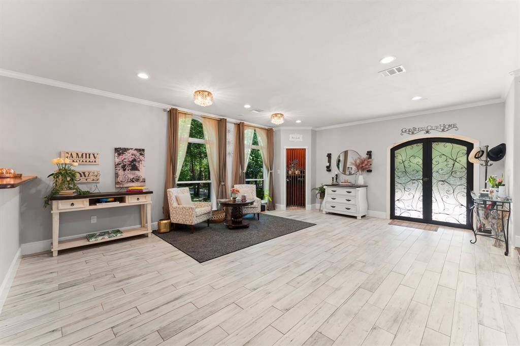 Spacious and bright living area with large windows and a versatile layout – perfect for relaxation and entertaining.