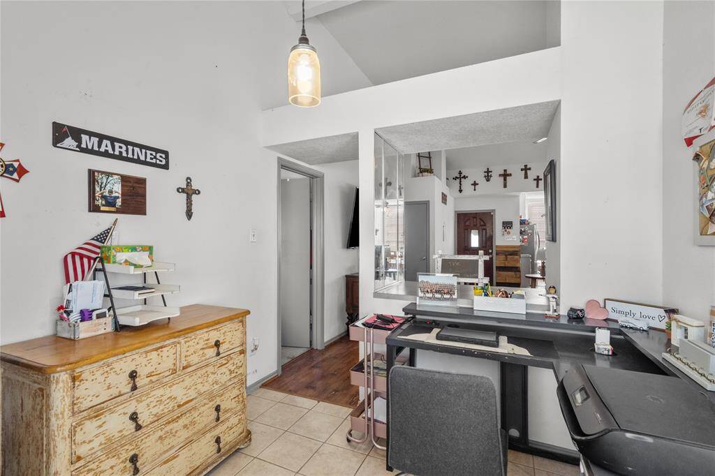 This flexible room is ready to adapt to your needs! Whether you’re looking for a cozy home office, a small bedroom, or a charming nursery, this space offers endless possibilities.