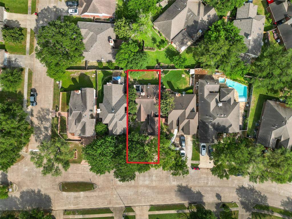 A picturesque home with a neat front yard, bordered by vibrant landscaping. The detached garage blends effortlessly with the house, enhancing its cozy and welcoming vibe.